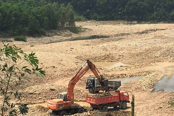 Quảng Ninh: Sông Long Châu Hà đang bị “móc ruột”
