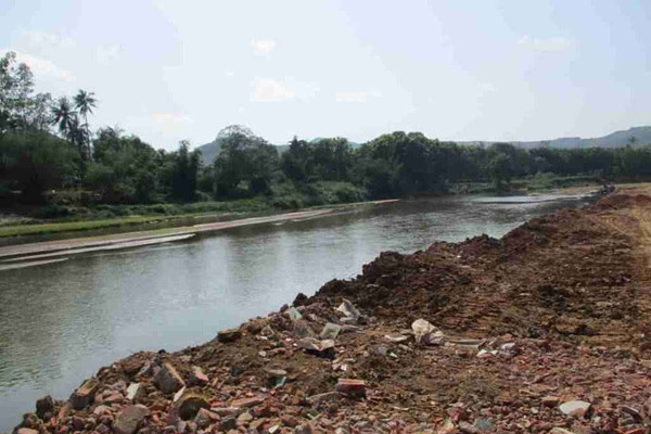 Hoài Ân (Bình Định): Doanh nghiệp đổ xà bần, đất xuống sông Kim Sơn làm đường vận chuyển, khai thác cát chưa được cấp phép
