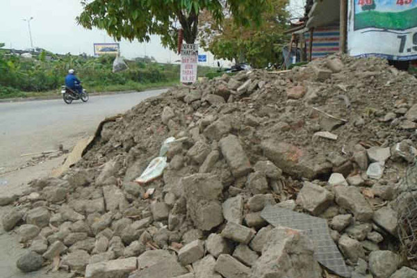 Hoàng Mai – Hà Nội: Tràn lan rác, phế thải tại chân cầu Thanh Trì
