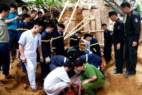 Lào Cai: Sạt lở đất khi thi công bờ kè khiến 4 người thương vong