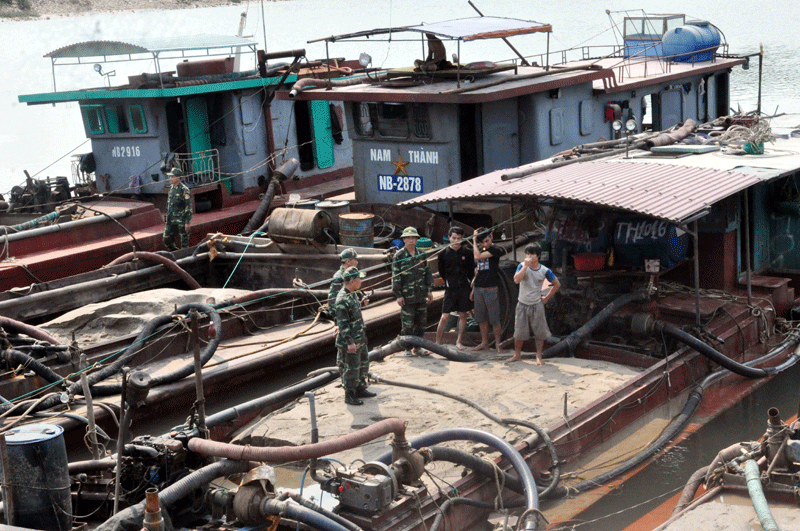 Quảng Ninh: Bắt giữ 5 tàu hút cát trái phép