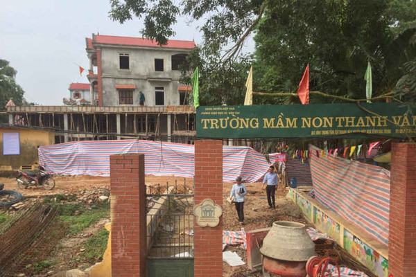 Hiệp Hòa – Bắc Giang: Trường Mầm non đang xây dựng đã bị rạn nứt trần và phải xả sập bê tông