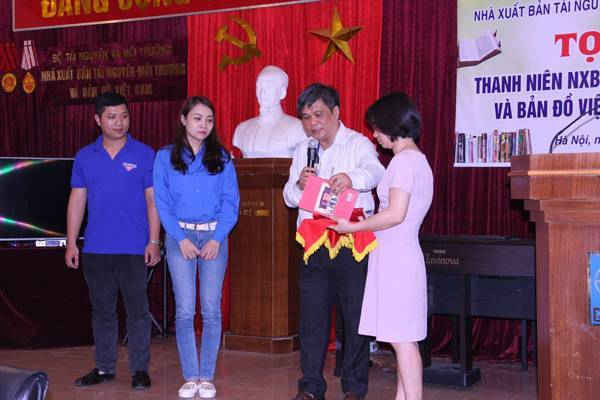 Thanh niên NXB Tài nguyên - Môi trường và Bản đồ Việt Nam đẩy mạnh phát triển văn hóa đọc