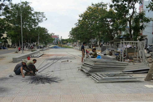 Đà Nẵng: Vỉa hè tuyến kênh Bắc Sơn biến thành bãi tập kết vật liệu xây dựng
