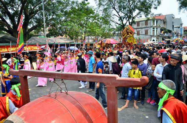 Hàng vạn du khách thập phương tham quan Lễ hội chùa Thầy