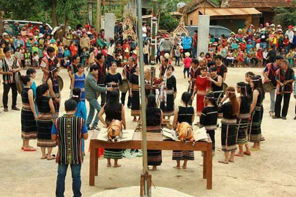 Lễ dựng cây nêu và trình diễn dân ca, dân vũ của đồng bào Xơ đăng tại Đà Nẵng