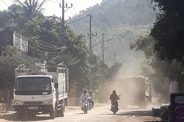 Bình Định: Kinh hãi những đoàn xe chở đất, cát phát sinh bụi bẩn