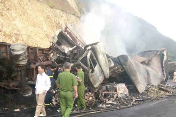 Gia Lai: Xe đầu kéo bốc cháy sau va chạm, 3 người tử vong