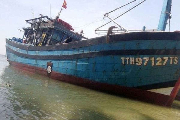 Huế: Hơn 10 ngư dân thoát nạn khi bị tàu “lạ” đâm giữa đêm