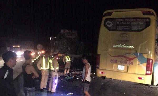Hà Tĩnh : Xe khách đâm vào container, 2 người chết, 7 người thương nặng