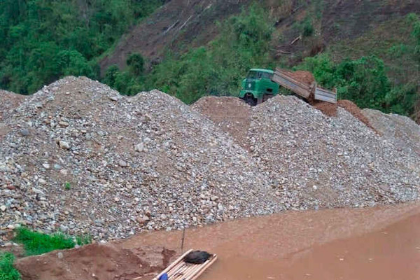 Điện Biên: Doanh nghiệp "phớt lờ" yêu cầu, cố tình đổ đá xuống lòng hồ thủy điện