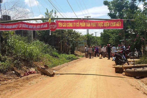 Kon Tum: Dân chặn xe thi công thủy điện Pleikần, yêu cầu bồi thường thiệt hại