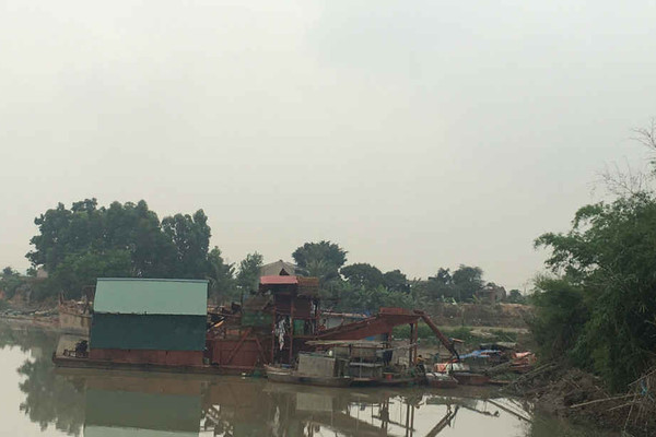 Quảng Ninh: “Cát tặc” rút ruột sông Cầm