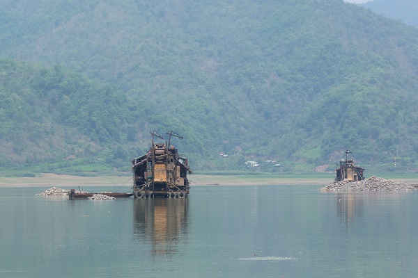 Sơn La: Khó xử lý triệt để nạn khai thác cát trái phép trên lòng hồ sông Đà