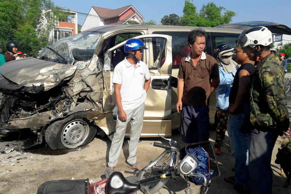Điện Bàn (Quảng Nam): 2 xe ô tô va chạm nhiều người bị thương nặng