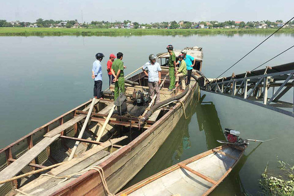 Phát hiện thuyền hút cát trái phép trên hạ lưu sông Hương