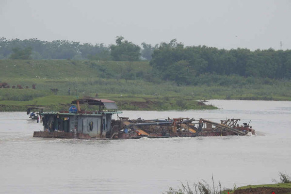 Bắc Giang: Tăng cường quản lý hoạt động khai thác cát sỏi lòng sông, bảo vệ đê điều