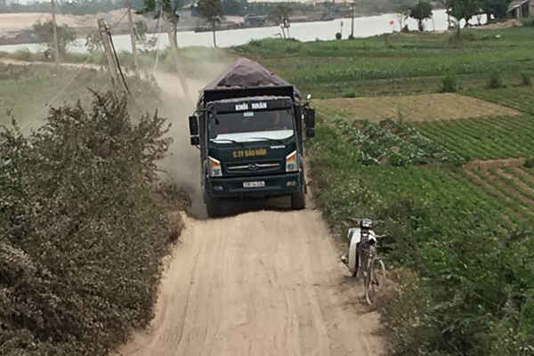 Phú Xuyên (Hà Nội): Xe tải chở cát cày nát đường đê, cơ quan chức năng bất lực?