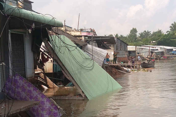 Ô Môn - Cần Thơ: Sạt lở khiến 5 căn nhà bị sụp xuống sông hoàn toàn