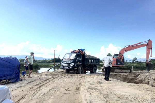 Huyện Điện Biên: Trở thành điểm “nóng” mâu thuẫn giữa khai thác cát có giấy phép và không có giấy phép