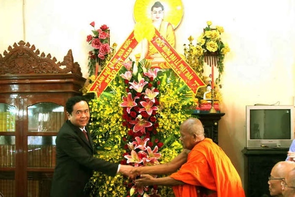 Chủ tịch Ủy ban Trung ương MTTQ Việt Nam Trần Thanh Mẫn thăm, chúc mừng đại lễ Phật đản tại Sóc Trăng
