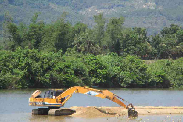 Bình Định: DNTN vận tải Tân Tiến làm đường trên kè đê sông La Tinh để khai thác, vận chuyển cát