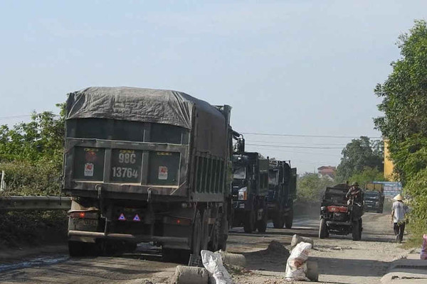 Việt Yên - Bắc Giang: Người dân khổ sở vì xe trọng tải lớn ngang nhiên “cày” nát đường