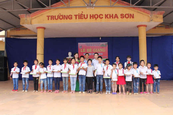 Báo TN&MT kết nối tặng quà học sinh Trường Tiểu học xã Kha Sơn có hoàn cảnh khó khăn vươn lên trong học tập