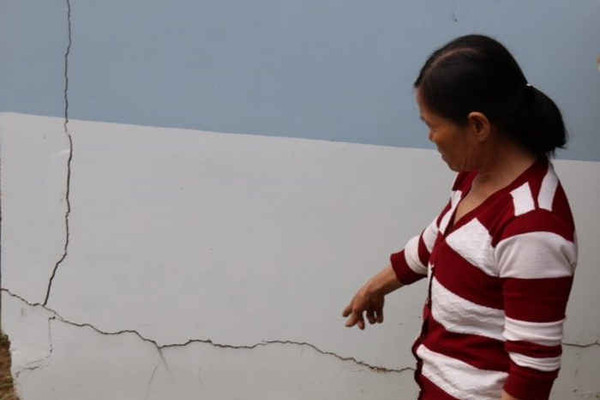 Đắk Nông: Người dân lo lắng vì nhà bị nứt nghi do thủy điện nổ mìn