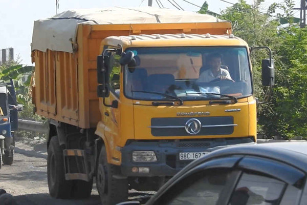 Bắc Giang: Ai phải chịu trách nhiệm khi để xe quá khổ, quá tải lộng hành?