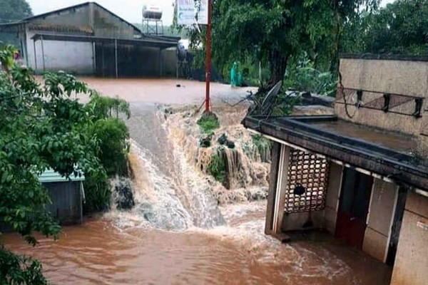 Chư Prông (Gia Lai): Nhiều nhà dân bị thiệt hại khi lũ đổ bất ngờ