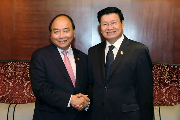 Thủ tướng Chính phủ Nguyễn Xuân Phúc gặp Thủ tướng Lào Thoong-lun Xi-xu-lít