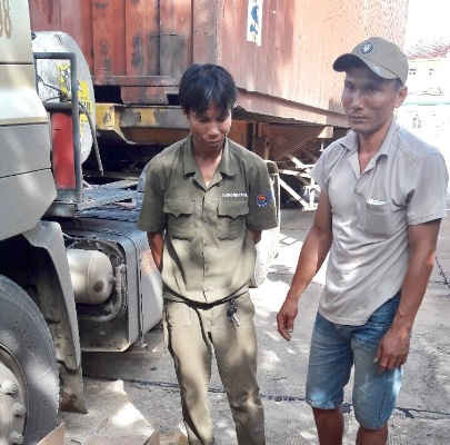 Kon Tum: Bắt hai đối tượng vận chuyển 167,7kg pháo nổ từ Lào về Việt Nam