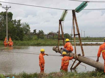 Khắc phục sự cố lưới điện ở các tỉnh bị ảnh hưởng mưa lũ gặp khó khăn