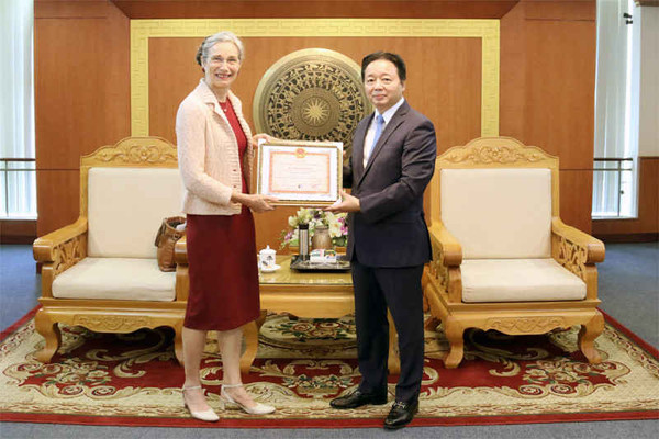 Bộ trưởng Trần Hồng Hà trao Kỷ niệm chương Vì sự nghiệp TN&MT cho Đại sứ Hà Lan tại Việt Nam