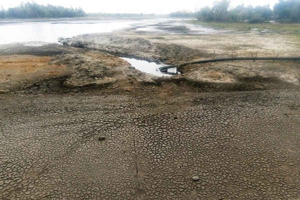 Quảng Bình: Nắng nóng kèo dài hồ Bàu Sen cạn nước khiến người dân lo lắng