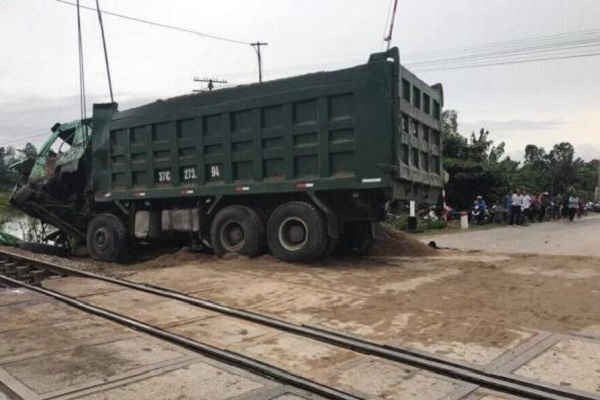 Nghệ An: Tàu hỏa tông xe tải chết máy bay khỏi đường ray