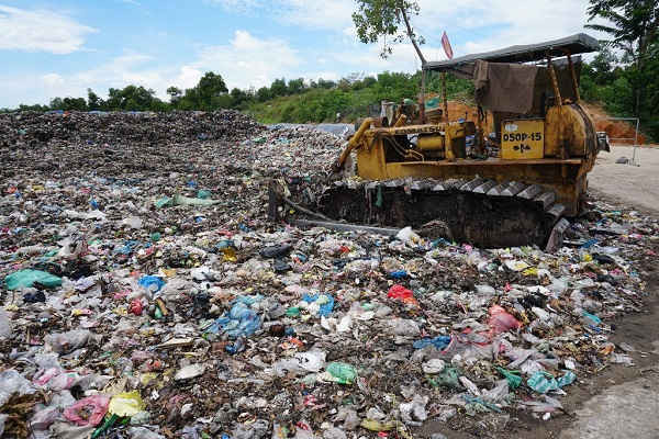 Quảng Ngãi: Khẩn trương thu gom 1.500 tấn rác tồn ứ về bãi rác cũ