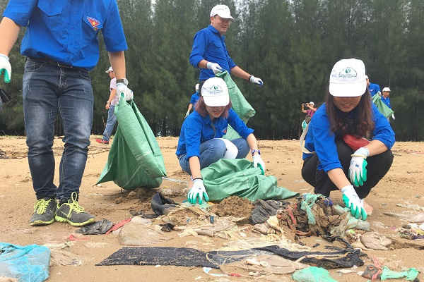 Thanh Hóa: Hơn 500 đoàn viên thanh niên ra quân dọn VSMT bãi biển