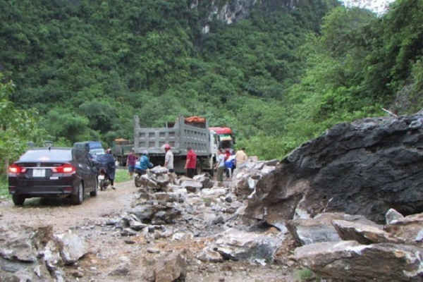 Nghệ An: Sạt lở hàng chục m3 đá khiến QL 7A bị ách tắc cục bộ