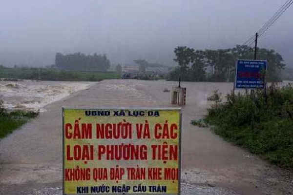 Nghệ An: Mưa lớn kéo dài, nhiều tuyến giao thông bị chia cắt