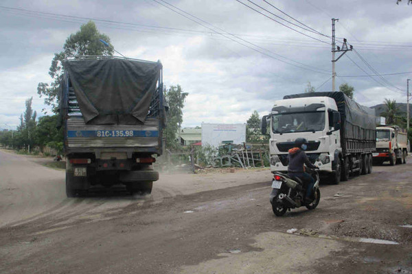 Bình Định: Dân bức xúc vì xe chở cát, đá, đất phục vụ công trình gây bụi