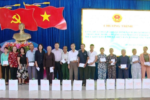 Phó Chủ tịch nước tặng quà gia đình sách, học sinh khó khăn tại Quảng Nam