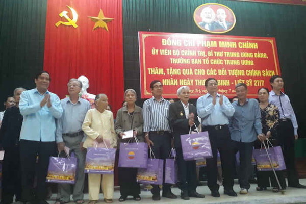 Trưởng Ban Tổ chức Trung ương  Phạm Minh Chính thăm và tặng quà gia đình chính sách tại Quảng Trị