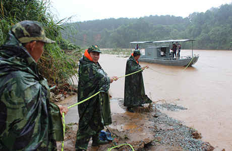 Kon Tum: 4 cán bộ Thủy văn bị nạn trên sông Pô Kô đã vào bờ an toàn