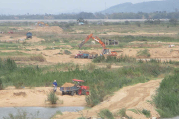 Phú Yên: Ồ ạt khai thác cát có phép và trái phép trên sông Đà Rằng tại xã Hòa Thành