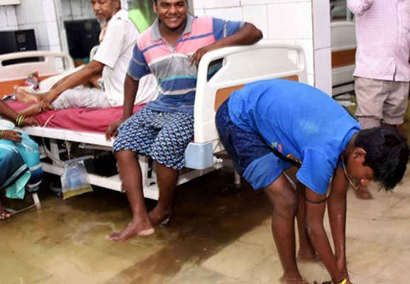 Mưa lớn gây ngập lụt phòng chăm sóc đặc biệt tại bệnh viện Ấn Độ