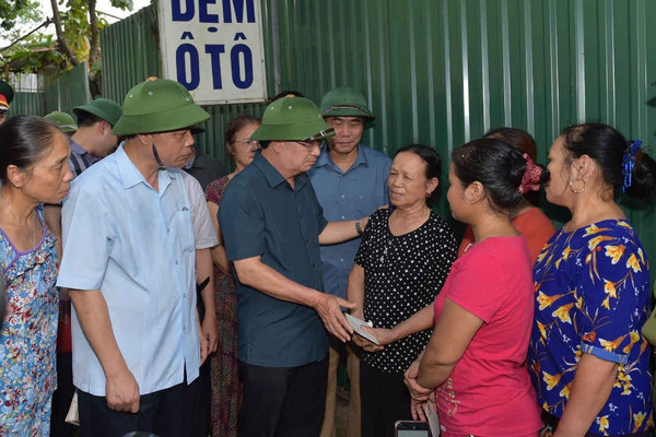 Phó Thủ tướng Trịnh Đình Dũng thăm hỏi động viên bà con nhân dân khu vực sạt lở đất tại Hòa Bình