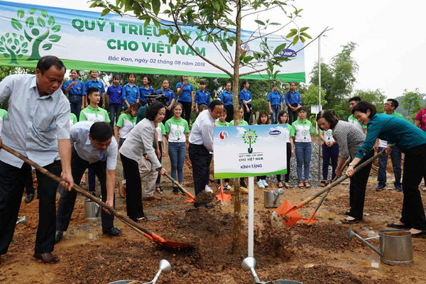 Thứ trưởng Võ Tuấn Nhân tham dự chương trình “Quỹ 1 triệu cây xanh cho Việt Nam”