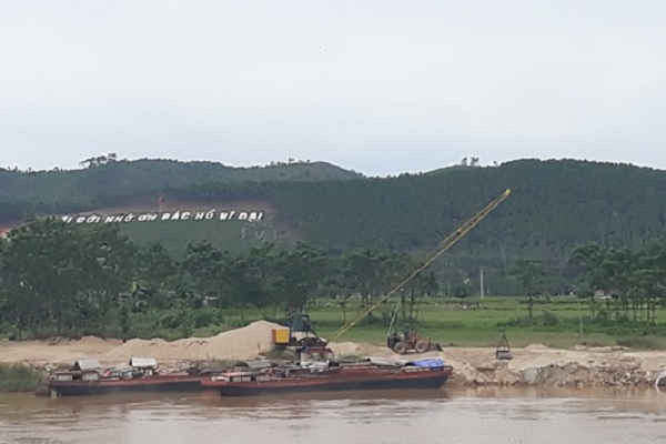 Hàng loạt bến thủy nội địa không phép ngang nhiên hoạt động ở huyện Nam Đàn (Nghệ An): Trên nghiêm, dưới  chưa nghiêm?